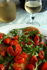pesce spada rughetta e pomodori