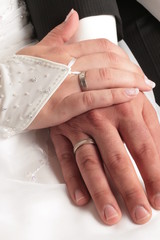 Zwei Hände von Hochzeitspaar bei der Trauung