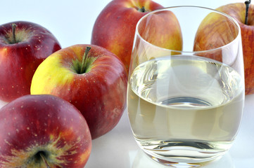 Apfelsaft und mehrere Äpfel