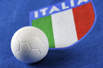 pallone da calcio con stemma italia - obrazy, fototapety, plakaty