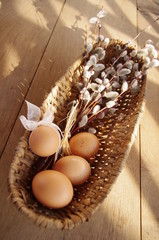 Jajka i bazie wierzbiny w koszyku © bnorbert3