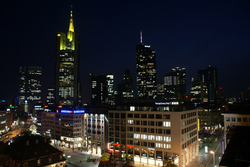 Fototapeta na wymiar Skyline Frankfurt nad Menem w nocy