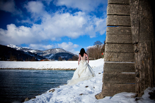 Braut von hinten im Winter am Achensee bei einer Winterhochzeit