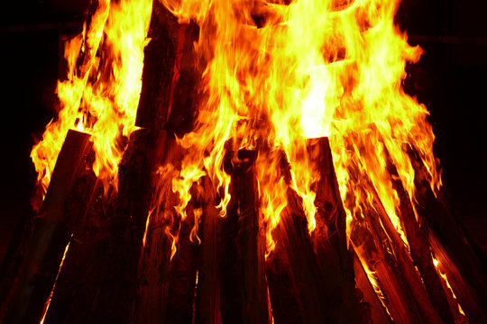 Feuer und Flammen verbrennen Scheiterhaufen