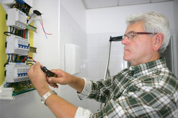 Portrait d'un électricien travaillant sur un compteur électrique