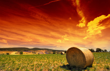 campagne et ciel de feu