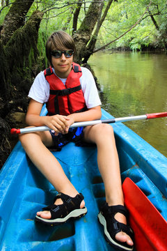 adolescent dans son cano&euml;