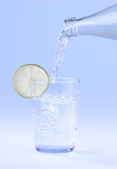 Mineralwasser in blauem Licht