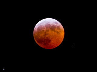 éclipse lunaire de lune rousse nuit