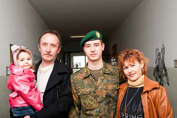 Familie besucht Soldat