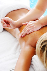 Obraz na płótnie Canvas Masaż Techniki V - kobieta otrzymania profesjonalnego masażu.