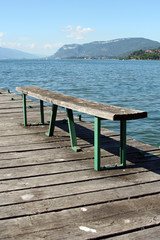 banc au bord d'un lac