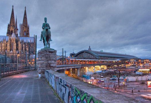 Hauptbahnhof von K&ouml;ln, K&ouml;lner Dom