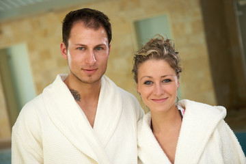 junges Paar beim Wellnesstag