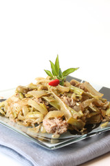 Asian style dish with vegetables and tuna fish