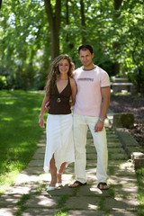 Fototapeta premium Arm in Arm auf Weg spazierend