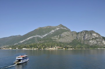 Fototapeta na wymiar Przeprawa promowa Jezioro Como z Bellagio