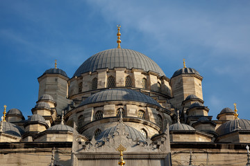 Fototapeta na wymiar Cupula de la mezquita Yeni, Estambul, Turquia