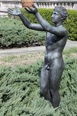 Fototapeta na wymiar nude male sculpture