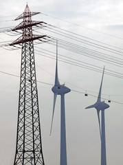Hochspannungsmast und Windernergieanlage