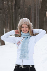 Obraz premium Young woman at winter park