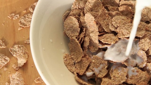 Vollkorn Cornflakes mit Milch