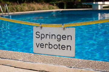 Hinweisschild an Freibadbecken