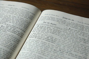 Bibelseite auf Holztisch
