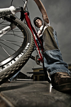 Portrait Teenager mit Bike