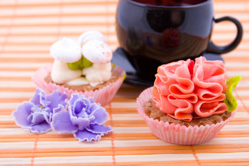 Fototapeta na wymiar Cupcakes on the orange napkin and tea