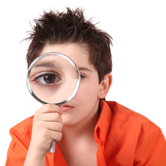 bambino con lente di ingrandimento