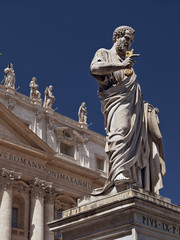 Fototapeta na wymiar Święty Piotr trzyma klucz do nieba