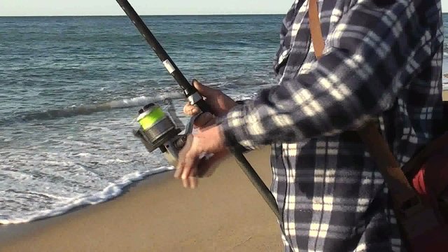 PESCADOR RECOGIENDO EL HILO DE LA CA&Ntilde;A