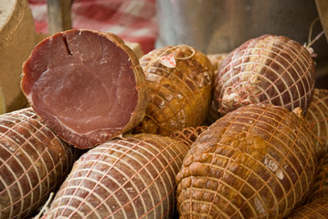 saucissons au marché 2