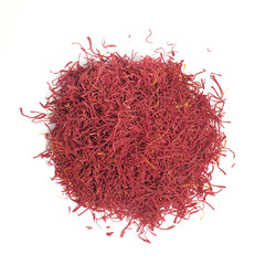 Naklejka premium Pistilli di zafferano su fondo bianco