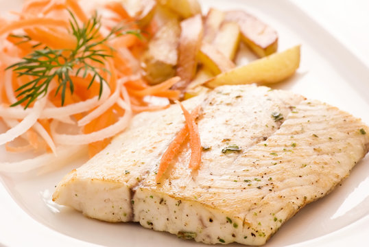 Fisch Steak mit Karotten und Chips