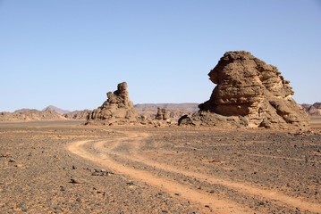 Piste dans le desert de Libye