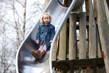 Mädchen spielt auf Spielplatz