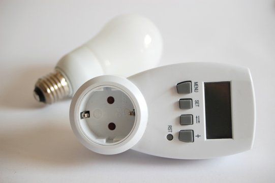 Energiesparlampe und Strommessgerät