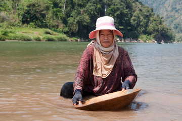 Goldwäscher am Fluss