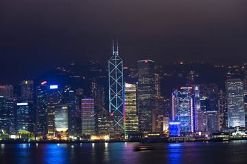 Obraz premium Hong Kong harbor view with skyscrapers in the night