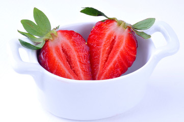 Fraise coupée dans une terrine