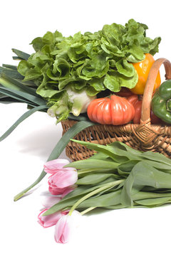 l&eacute;gumes frais et tulipes de printemps