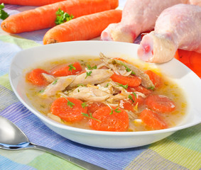 Frisch zubereitete Hühnersuppe