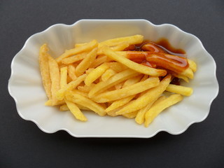 Pommes im Schälchen