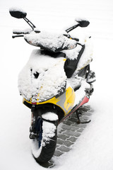 eingeschneites Moped