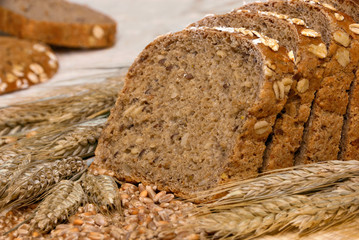 Mehrkornbrot dekoriert mit Getreide