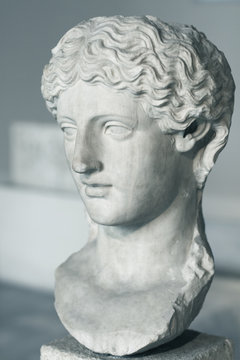 statue of a woman head