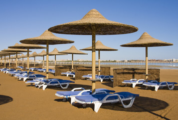 Fototapeta na wymiar Plaża na słoneczny dzień. Hurghada miasta w Egipcie.