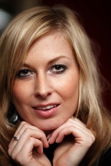 Portrait junge blonde Frau